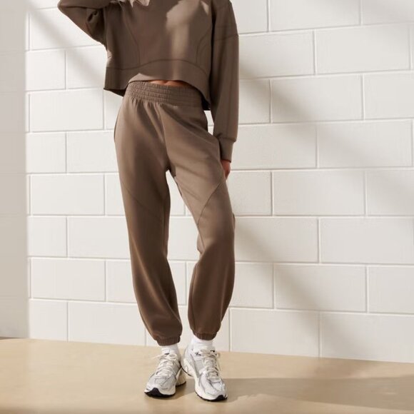 Abercrombie & Fitch Pants - Abercrombie YPB neoKNIT Jogger - Dune (Soft Brown) - XS Short